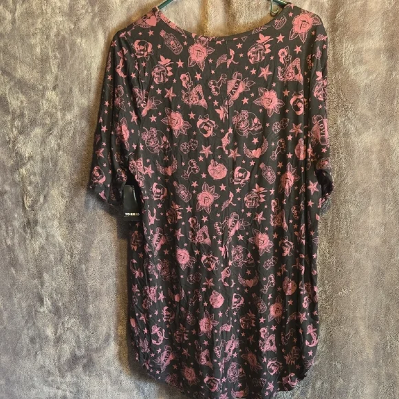 Torrid Black and Pink Graphic V-Neck Tee - Picture 2 of 4